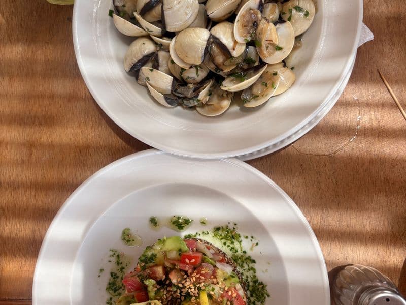 Palourdes au citron et tartare d'avocat et tomate