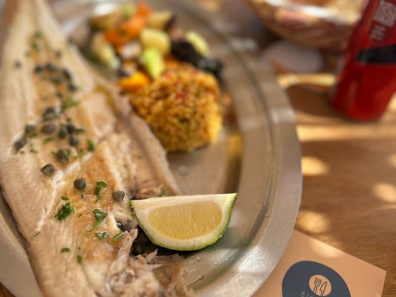Poisson entier grillé, couscous épicé et légumes rôtis