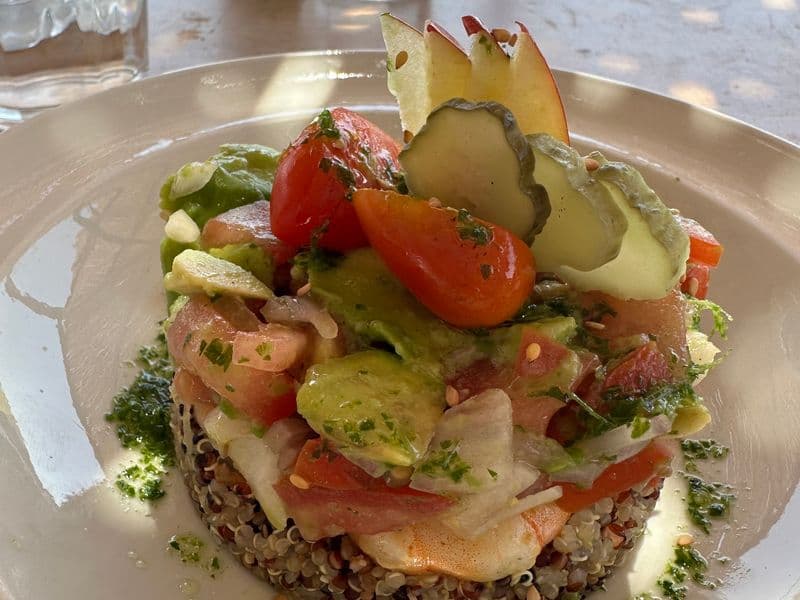 Assiette de quinoa, avocat et tomates cerises à l'huile d'herbes
