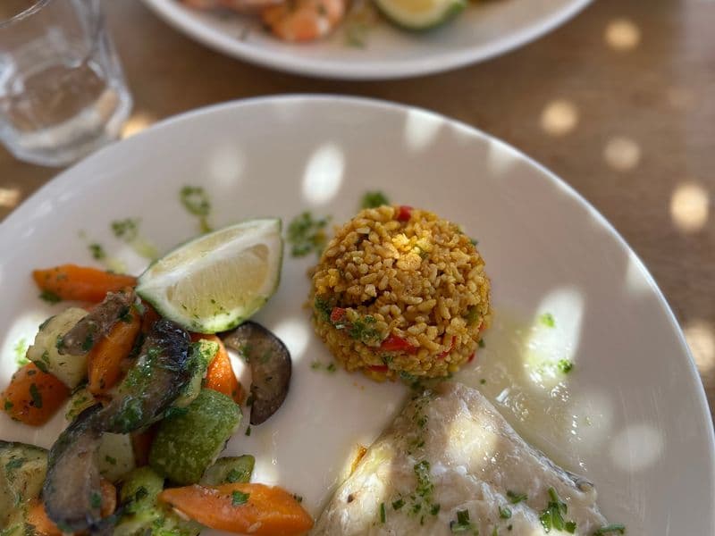 Gambas grillées et filet de poisson, riz parfumé et légumes