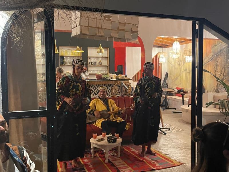 Musiciens gnaoua en concert le soir parmi les convives
