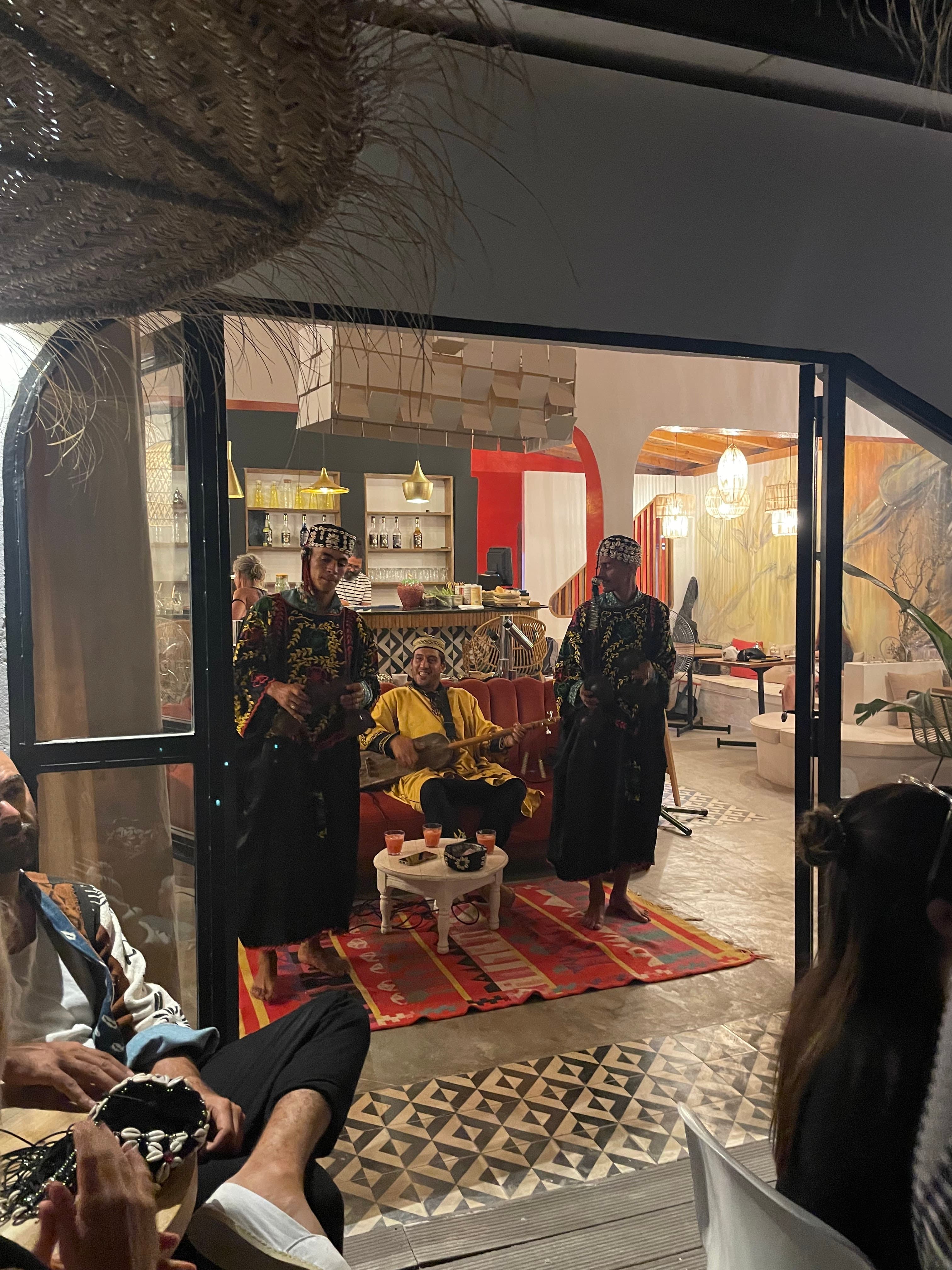 Musiciens gnaoua en concert le soir parmi les convives
