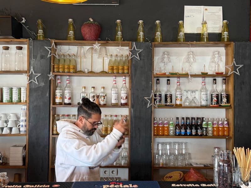 Barman préparant un cocktail derrière le bar