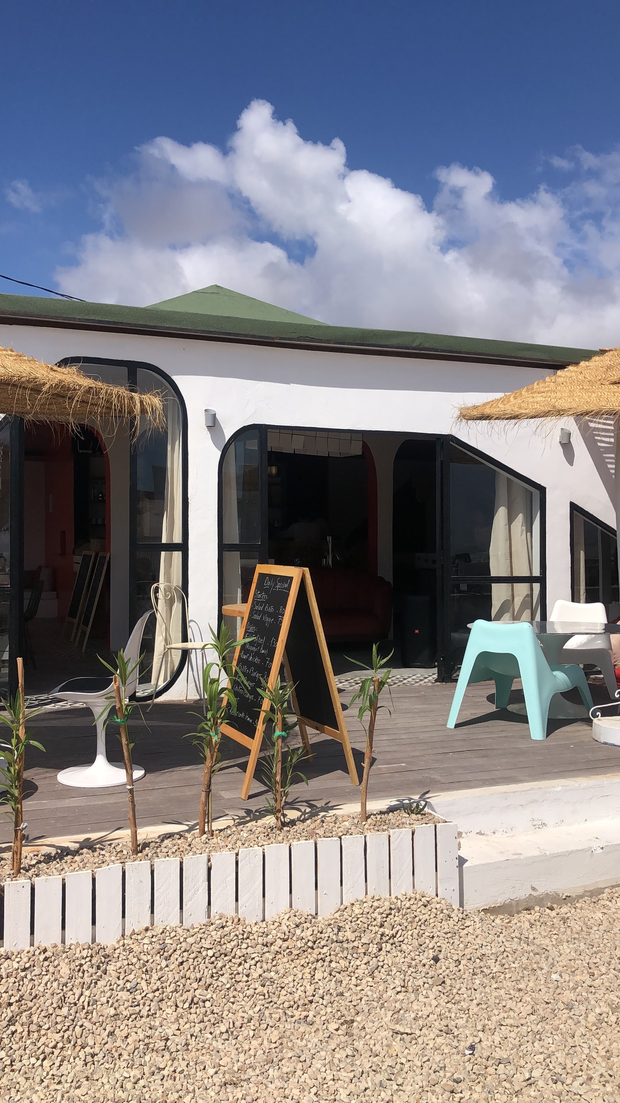 Cour-terrasse bohème avec arbre central et fauteuils en rotin
